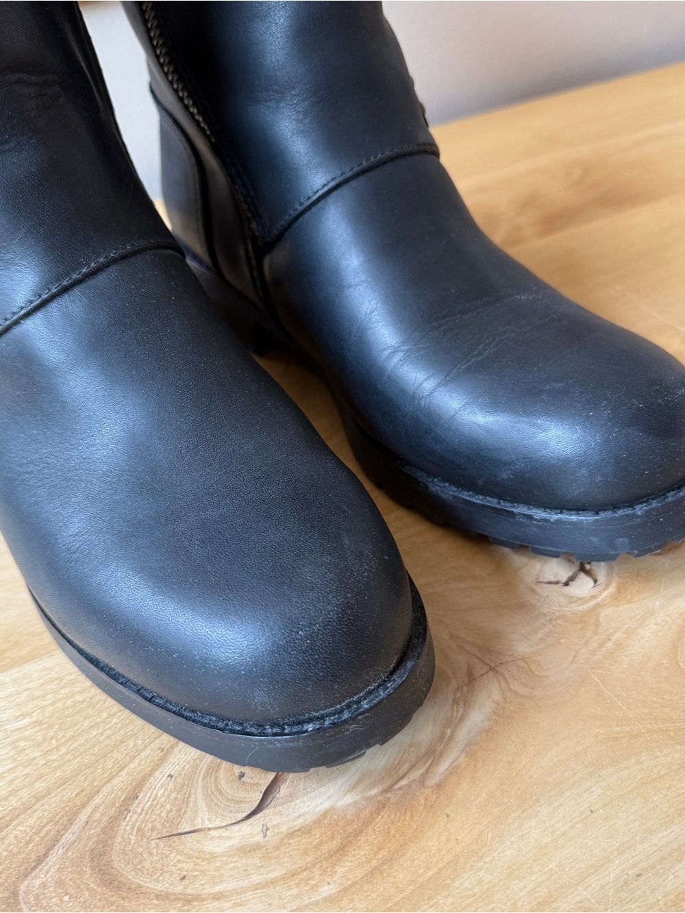 UGG AUSTRALIA BLACK LEATHER MOTO BOOTS W 9.5 LUG SOLE BUCKLE DETAIL SN 1019073 - Picture 3 of 11